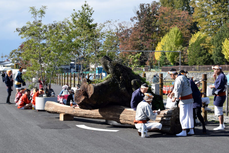 めぐるベンチ —街と山の循環— |外堀⼤通り緑とくつろぎ空間創出